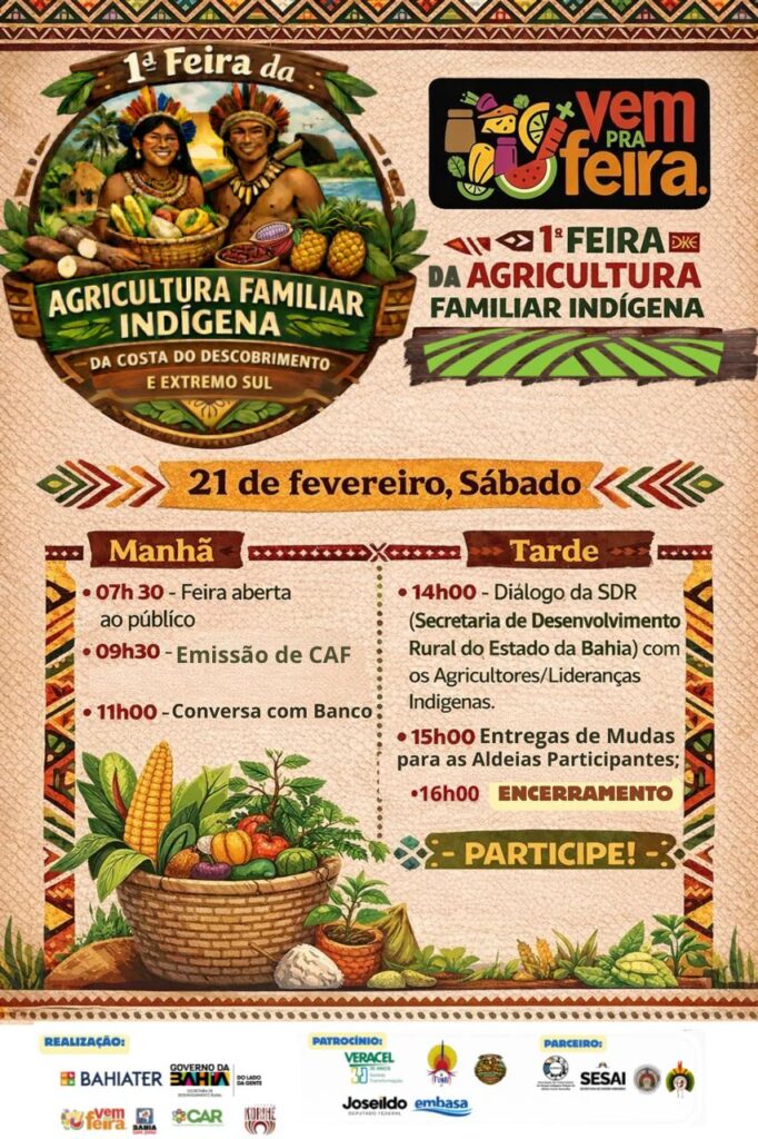Cartaz da 1ª Feira da Agricultura Familiar Indígena da Costa do Descobrimento e Extremo Sul, realizada em 21 de fevereiro (sábado). A programação inclui abertura da feira, emissão de CAF, conversa com banco, diálogo entre a SDR e lideranças indígenas, entrega de mudas e encerramento. O cartaz apresenta ilustrações de pessoas indígenas, alimentos produzidos pela agricultura familiar e elementos decorativos inspirados na arte indígena. Participação aberta ao público.