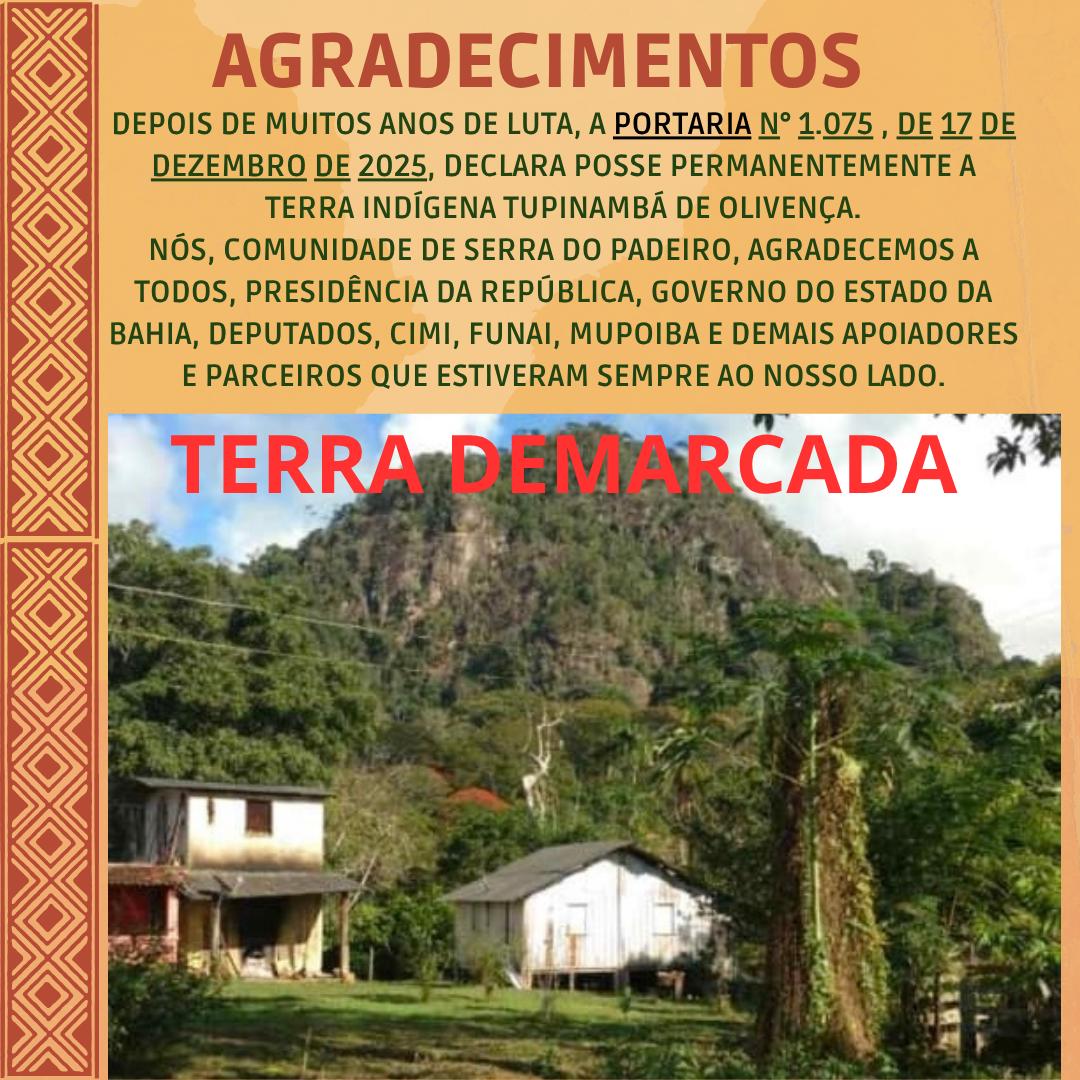 Card informativo com fundo em tons terrosos e grafismos indígenas nas laterais. Na parte superior, o título “Agradecimentos” aparece em destaque. O texto informa que a Portaria nº 1.075, de 17 de dezembro de 2025, declarou a posse permanente da Terra Indígena Tupinambá de Olivença e registra o agradecimento da comunidade de Serra do Padeiro a instituições e apoiadores que contribuíram para essa conquista. Na parte inferior, uma fotografia mostra casas rurais cercadas por vegetação densa, com uma grande formação rochosa ao fundo. Sobre a imagem está escrita, em letras vermelhas, a frase “Terra Demarcada”.