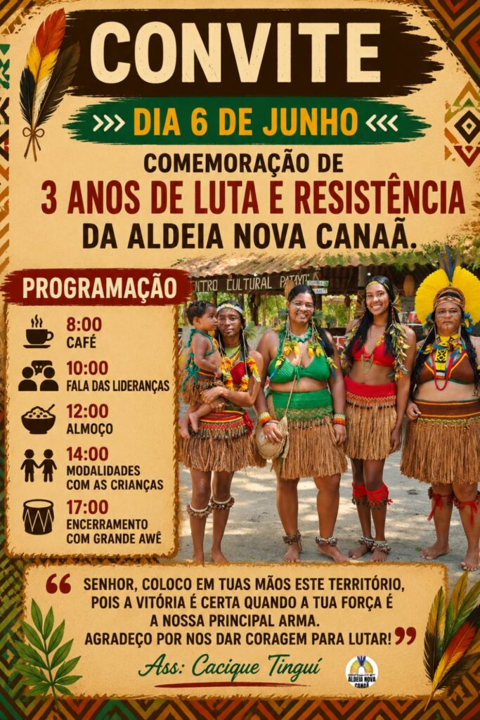 Cartaz em formato vertical com tema indígena convidando para a comemoração dos 3 anos de luta e resistência da Aldeia Nova Canaã, no dia 6 de junho. O fundo possui tons terrosos, grafismos indígenas nas bordas e ilustrações de penas e folhas. Na parte superior, o título "CONVITE" aparece em destaque. À esquerda, há uma programação com horários e ícones: café às 8h, fala das lideranças às 10h, almoço às 12h, atividades com as crianças às 14h e encerramento com grande Awê às 17h. À direita, uma fotografia mostra cinco integrantes da comunidade indígena, incluindo uma criança, usando vestimentas tradicionais, colares, pinturas corporais e cocar, em frente ao Centro Cultural Pataxó. Na parte inferior, há uma mensagem assinada pelo Cacique Tinguí pedindo proteção para o território e coragem para continuar a luta, além do logotipo da Aldeia Nova Canaã.
