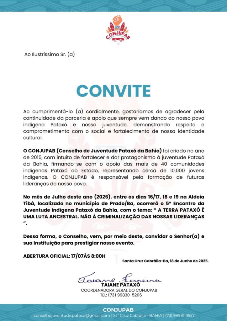 Documento em formato de convite oficial do CONJUPAB (Conselho de Juventude Pataxó da Bahia), com fundo branco e faixas decorativas em azul na parte superior e inferior. No topo está o logotipo do CONJUPAB, composto por um punho cerrado, grafismos indígenas e o nome da instituição. Ao centro, em destaque, aparece o título "CONVITE" em letras azuis. O texto convida autoridades e instituições para participarem do 5º Encontro da Juventude Indígena Pataxó da Bahia, que ocorrerá entre os dias 16, 17, 18 e 19 de julho de 2026, na Aldeia Tibá, município de Prado (BA). O tema do encontro é: "A Terra Pataxó é uma luta ancestral. Não à criminalização das nossas lideranças." O convite apresenta um breve histórico do CONJUPAB, informa que a abertura oficial será em 17 de julho, às 8h, e é assinado por Taiane Pataxó, coordenadora-geral da entidade. No rodapé constam e-mail, telefone e identificação institucional do conselho.