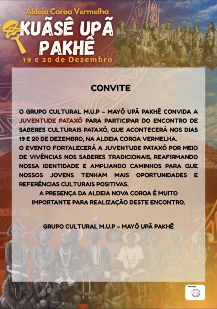 Cartaz de convite para o encontro de saberes culturais do povo Pataxó. No topo, em destaque, aparecem os dizeres "Aldeia Coroa Vermelha – Kuãsê Upã Pakhê – 19 e 20 de Dezembro", acompanhados de um grafismo indígena e da fotografia de um grupo de mulheres indígenas usando vestimentas e adornos tradicionais. Ao centro, sobre um fundo branco semitransparente, há o título "Convite" seguido de um texto que convida a juventude Pataxó para participar do encontro de saberes culturais nos dias 19 e 20 de dezembro, na Aldeia Coroa Vermelha. O texto destaca a valorização dos saberes tradicionais, o fortalecimento da identidade Pataxó e a importância da participação da Aldeia Nova Coroa. Na parte inferior do cartaz há uma fotografia de um grupo de indígenas reunidos, incluindo adultos, idosos e crianças, utilizando pinturas corporais, cocares e colares tradicionais. O fundo do cartaz apresenta uma paisagem em tons alaranjados e azulados, com grafismos indígenas sobrepostos. No canto inferior direito aparece a indicação de realização do evento.