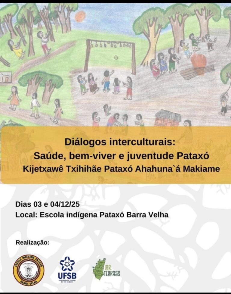 Cartaz de divulgação do evento "Diálogos interculturais: Saúde, bem-viver e juventude Pataxó", com o subtítulo em língua Patxohã "Kijetxawê Txhihihãe Pataxó Ahahuna´á Makiame". Na parte superior, há um desenho feito à mão que retrata uma aldeia indígena com diversas pessoas, incluindo crianças, jovens e adultos, reunidas em atividades comunitárias ao ar livre. A ilustração mostra árvores, caminhos, pessoas caminhando, brincando em balanços, reunidas ao redor de uma fogueira, conversando e participando de atividades coletivas, transmitindo um ambiente de convivência e bem-estar. Na parte central, sobre uma faixa amarela, aparece o título do evento. Abaixo, estão as informações de realização: dias 03 e 04 de dezembro de 2025, na Escola Indígena Pataxó Barra Velha. Na parte inferior do cartaz constam os logotipos das instituições realizadoras: Escola Indígena Pataxó Barra Velha, Universidade Federal do Sul da Bahia (UFSB) e Lab. Terras.