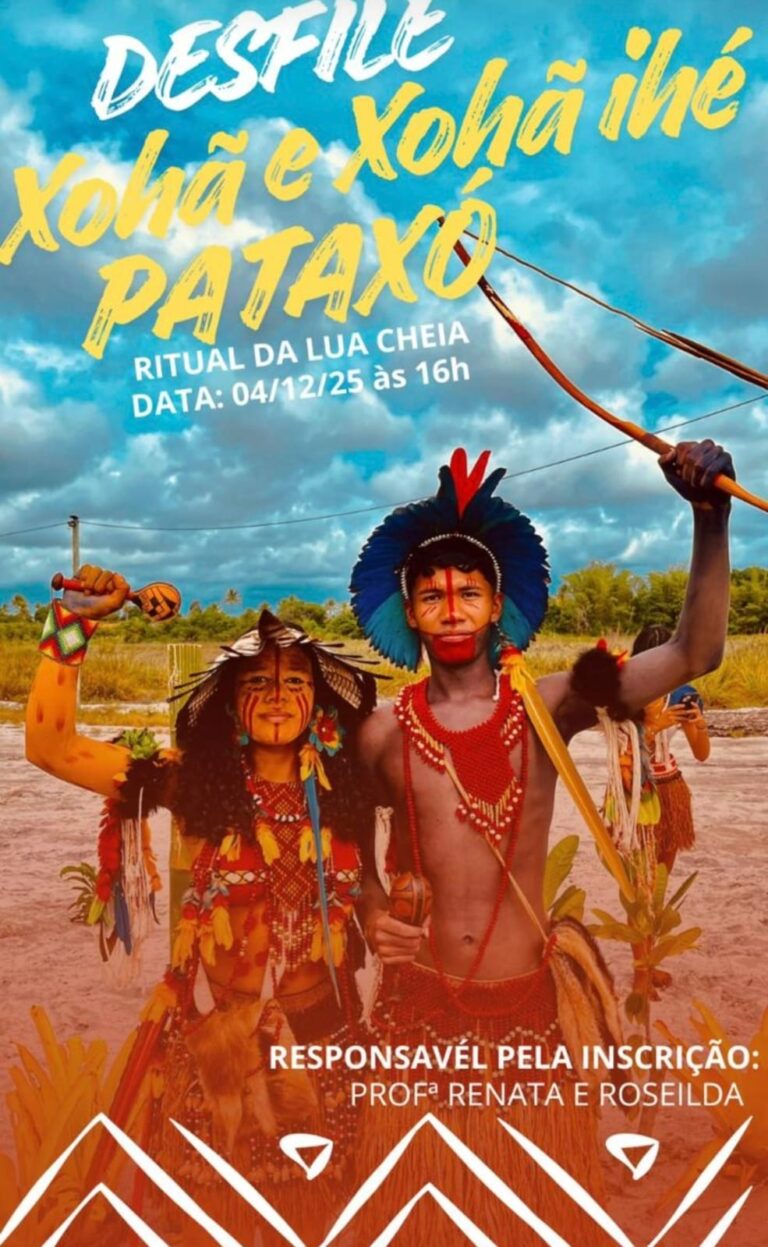 Cartaz de divulgação de um desfile cultural Pataxó realizado durante o Ritual da Lua Cheia. Em primeiro plano, dois jovens indígenas aparecem com pinturas corporais, cocares, colares e vestimentas tradicionais adornadas com penas e elementos naturais. Um deles segura um arco erguido, enquanto o outro levanta um maracá. Ao fundo, vê-se uma área aberta sob um céu azul com nuvens. Sobre a imagem, há textos informando o evento “Desfile Xohã e Xohã ihé Pataxó”, vinculado ao Ritual da Lua Cheia, com data marcada para 4 de dezembro de 2025, às 16 horas. Na parte inferior, constam informações sobre as responsáveis pelas inscrições.